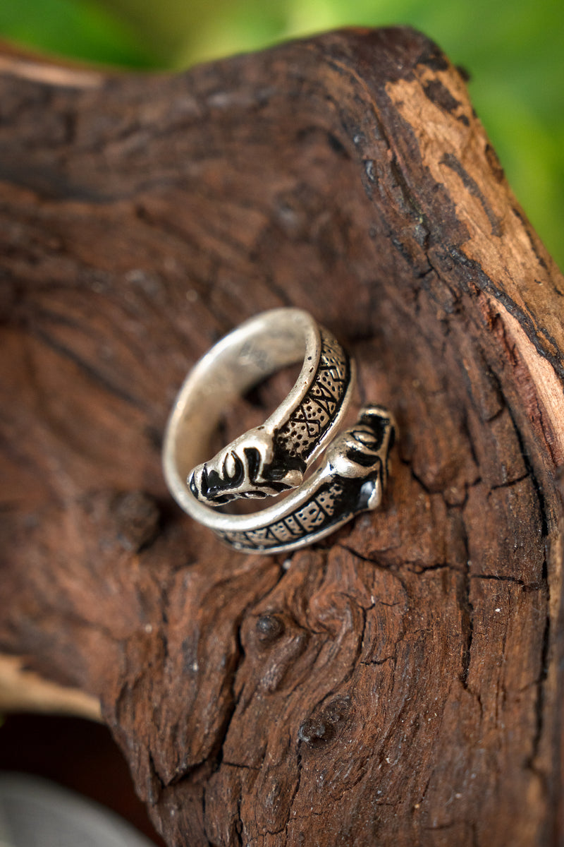 Runenring met wolvenkoppen, verzilverd brons