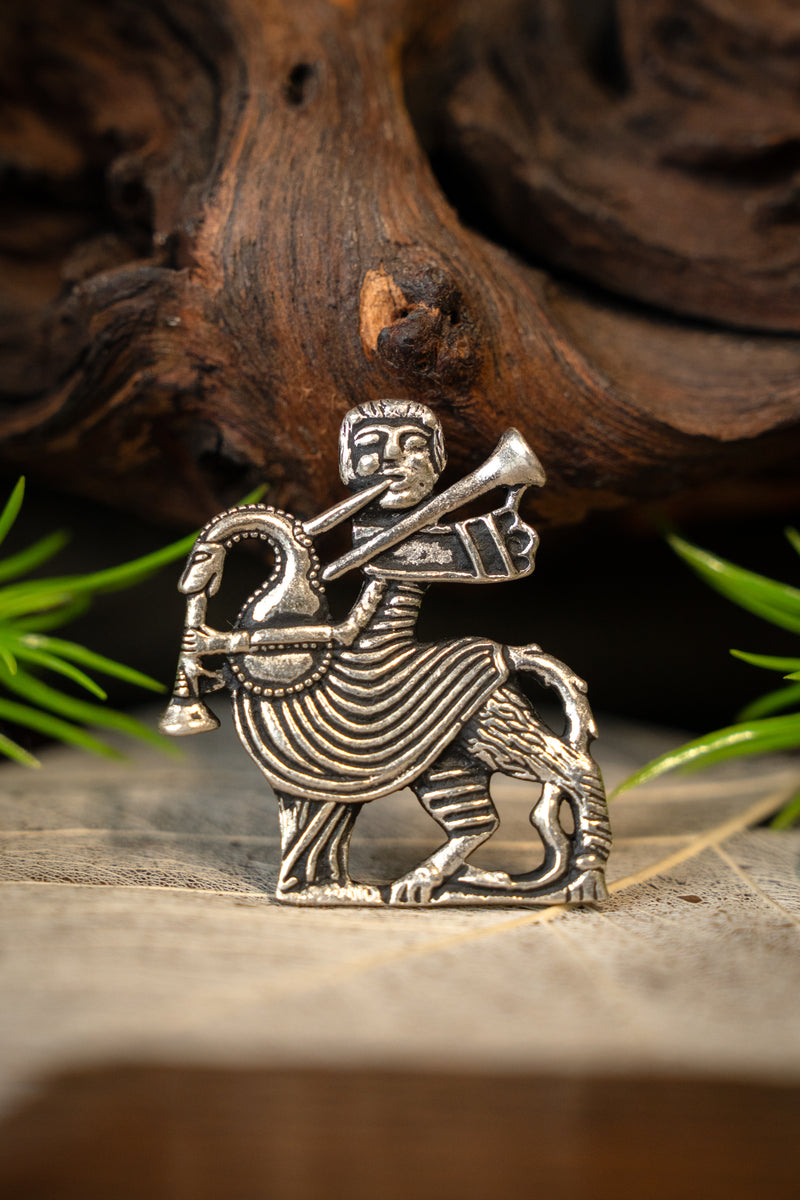 Pilgrim badge bagpiper, silvered bronze