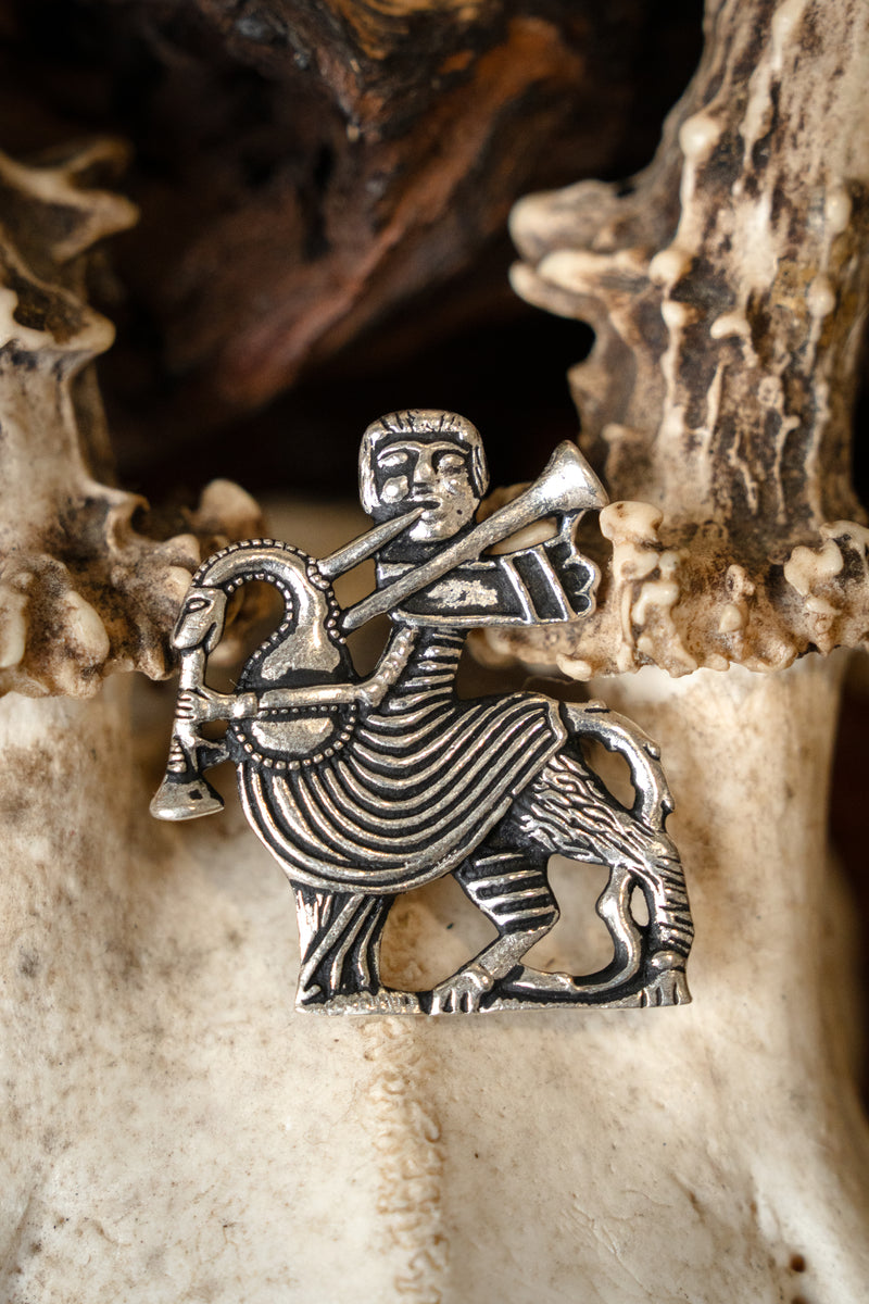 Pelgrimsbadge doedelzakspeler, verzilverd brons