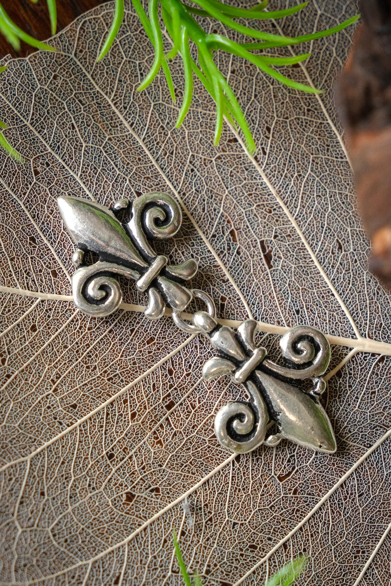 Mantelslutning fleur de lys, försilvrad brons 