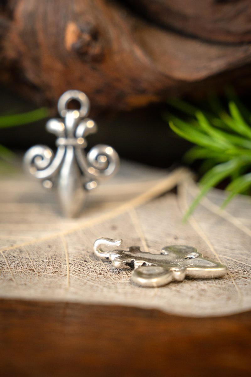 Mantelslutning fleur de lys, försilvrad brons 