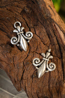 Mantelslutning fleur de lys, försilvrad brons 