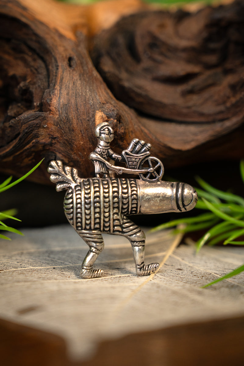 Pelgrimsbadge fallus met kruiwagen, verzilverd brons