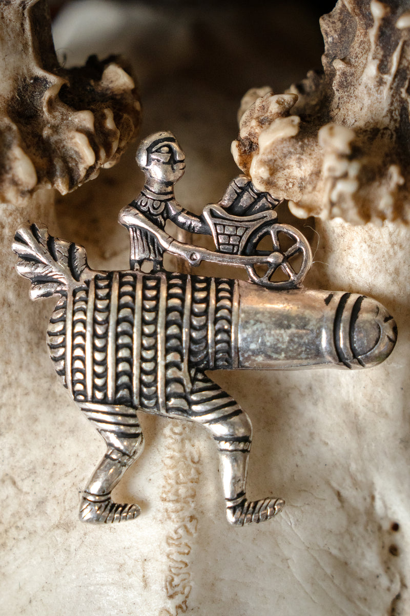 Pelgrimsbadge fallus met kruiwagen, verzilverd brons