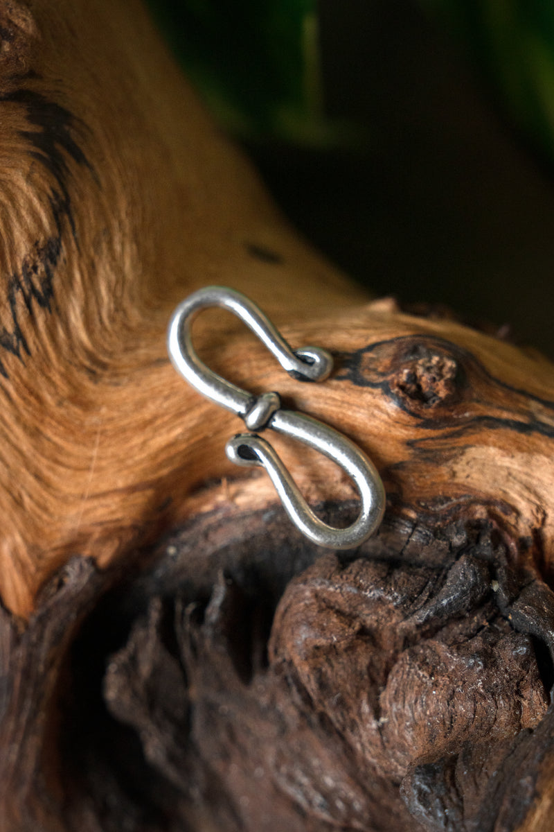 Sieraadhaakje 2,5x1.2 cm, verzilverd brons