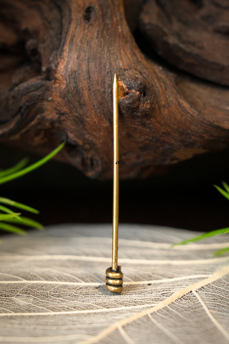 Middeleeuwse speld voor hoofddeksels, messing