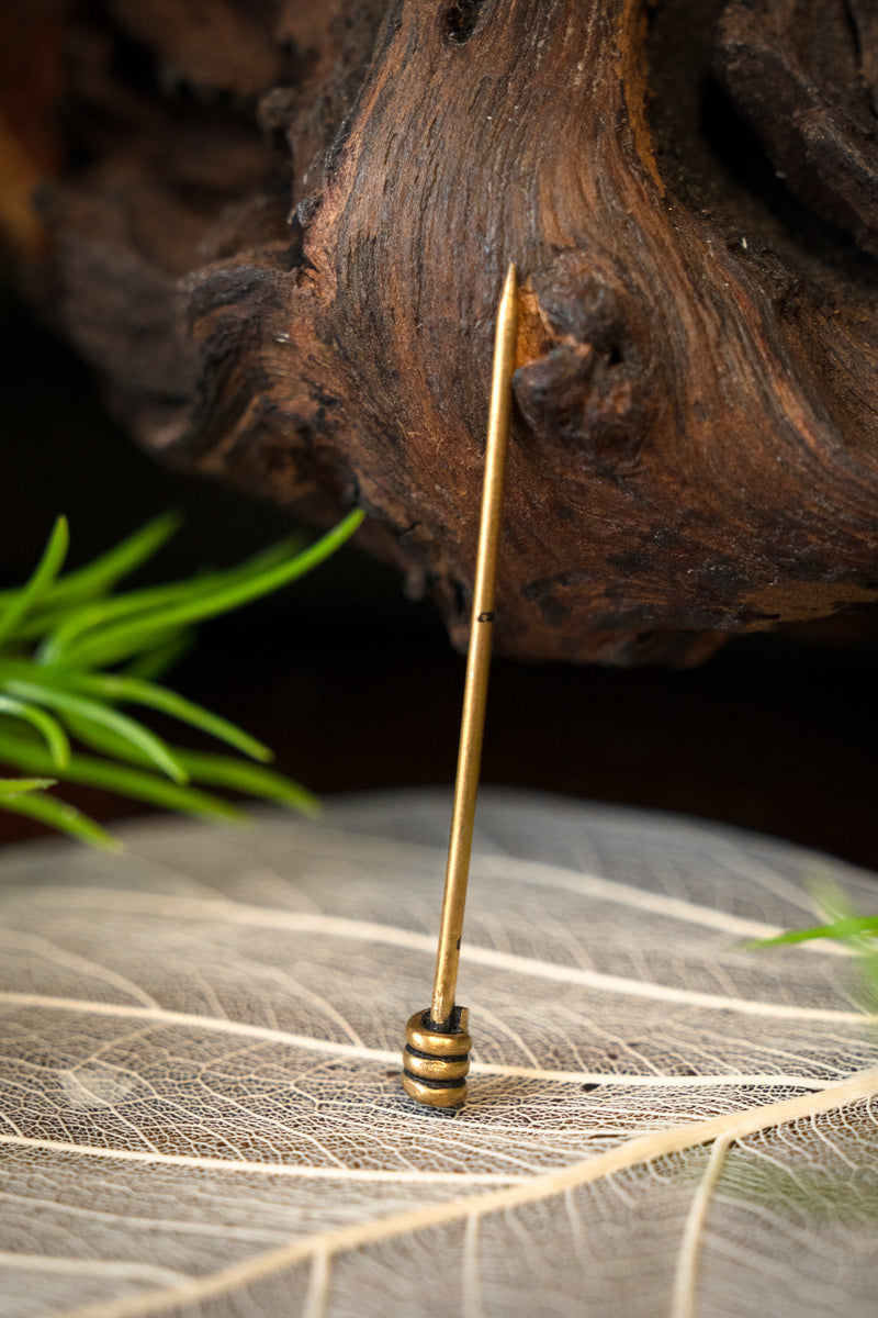 Middeleeuwse speld voor hoofddeksels, messing