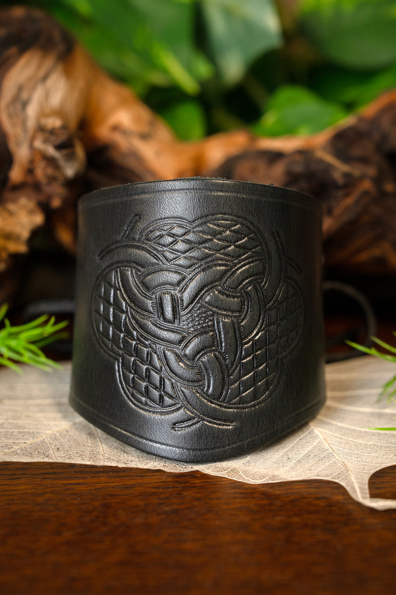 Læder armbånd med keltisk motiv, lille, sort 