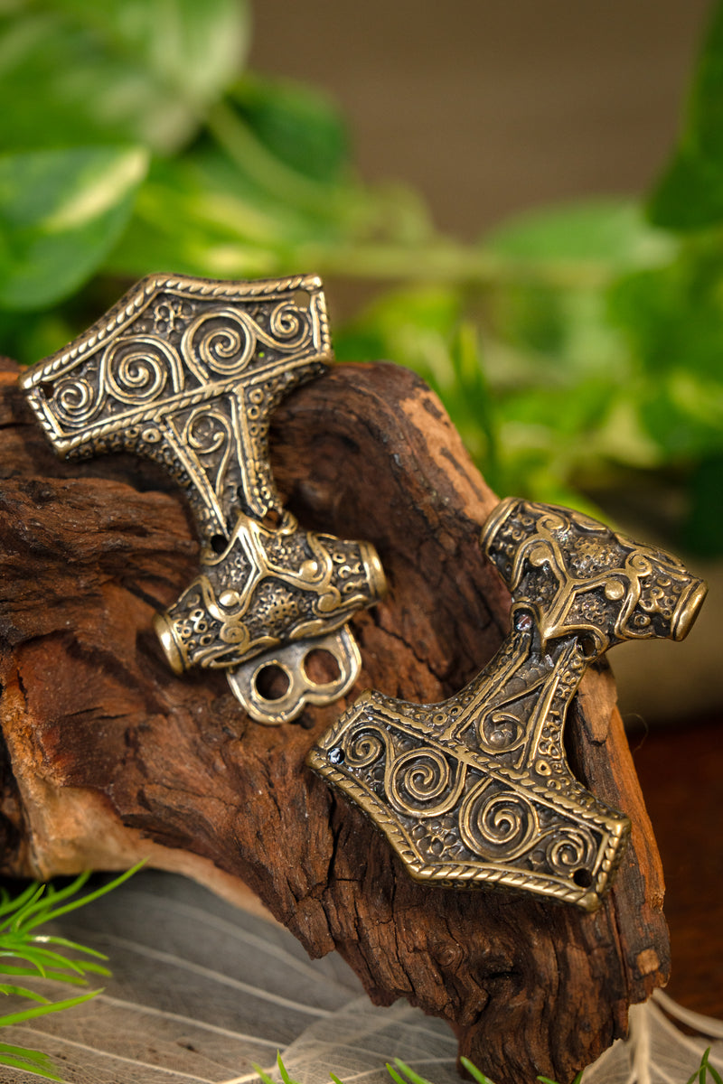 Cloak clasp Thor's hammer, bronze