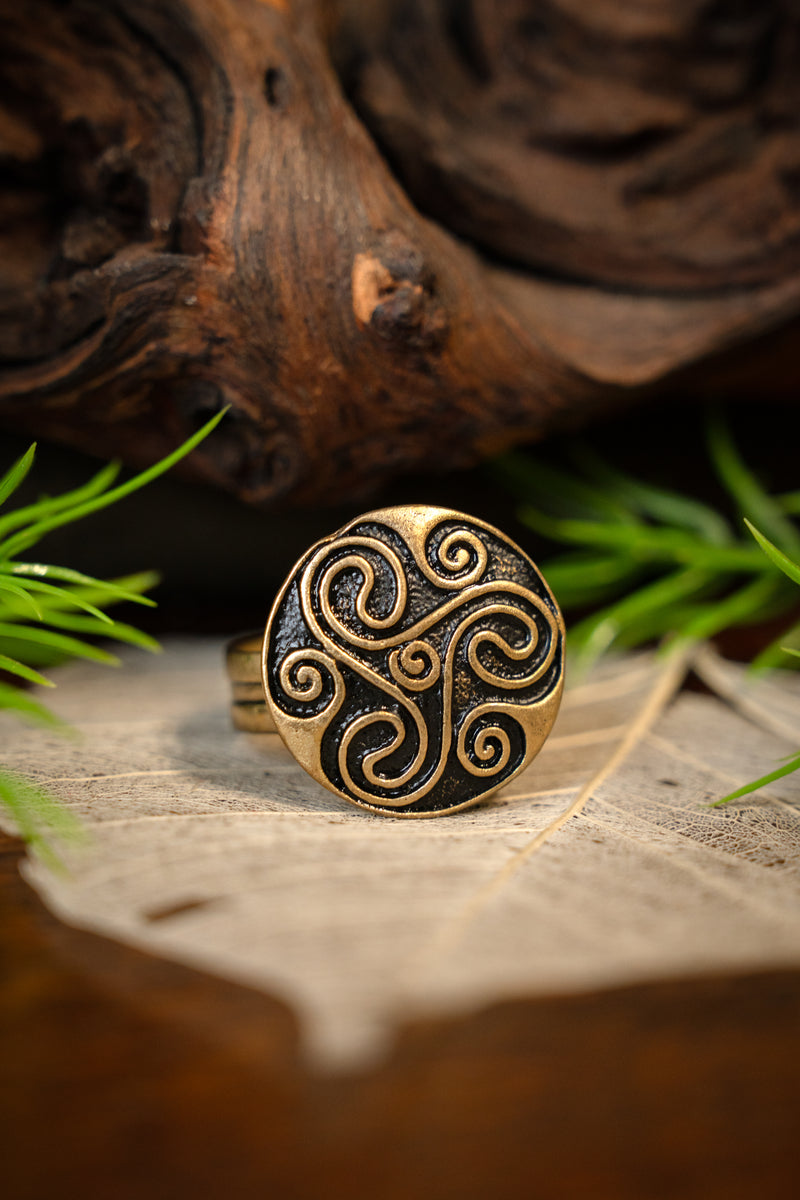 Keltische ring met trisquelion, brons
