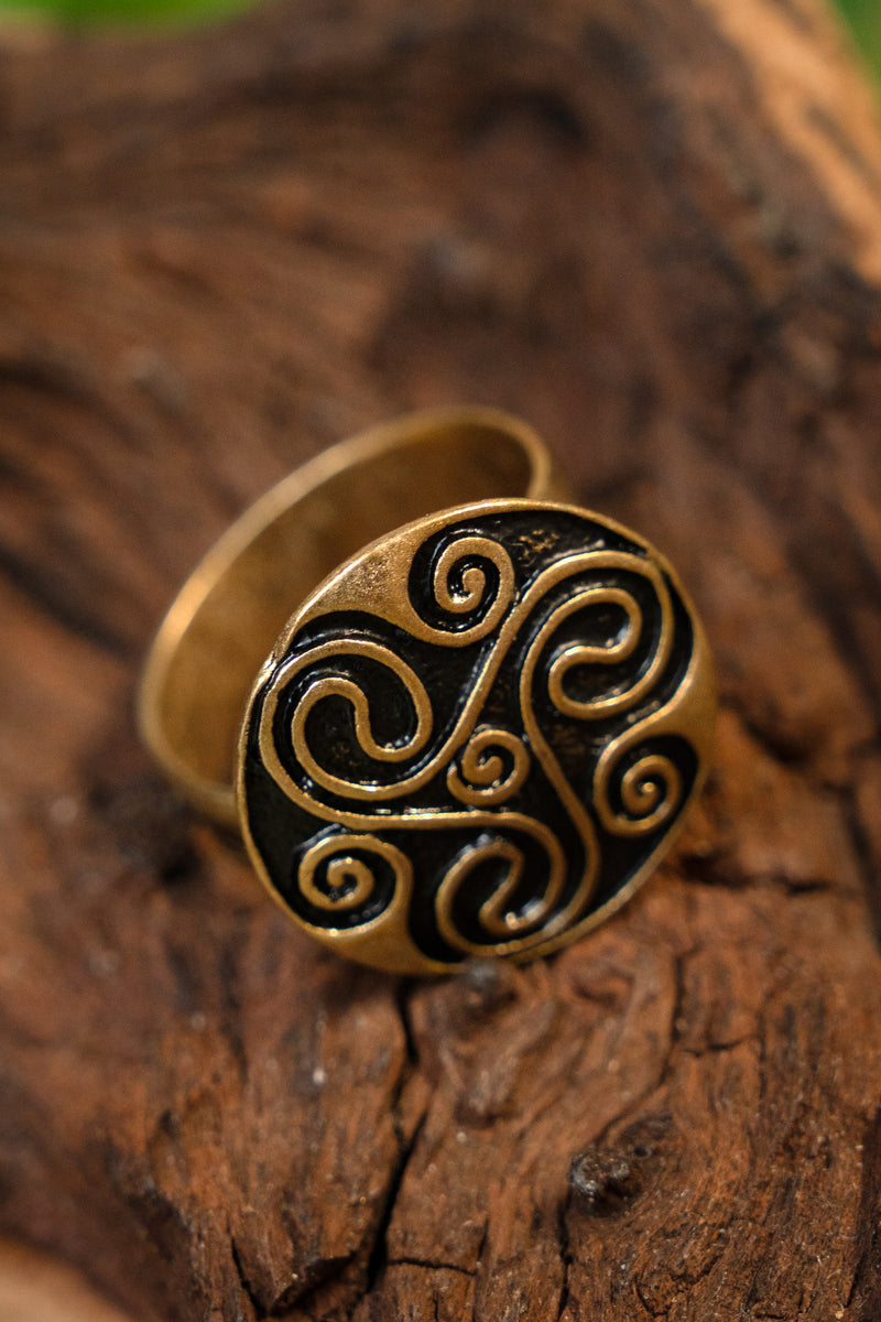 Keltische ring met trisquelion, brons
