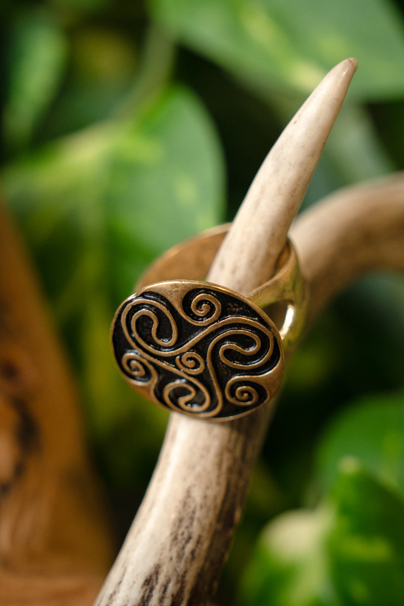 Keltische ring met trisquelion, brons