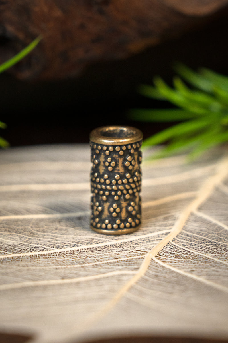 Cilindervormige Vikingbaardkraal met granulering, brons