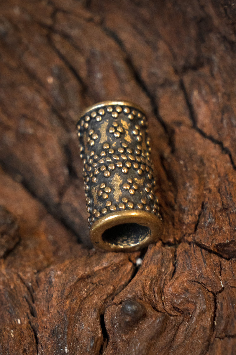 Cilindervormige Vikingbaardkraal met granulering, brons