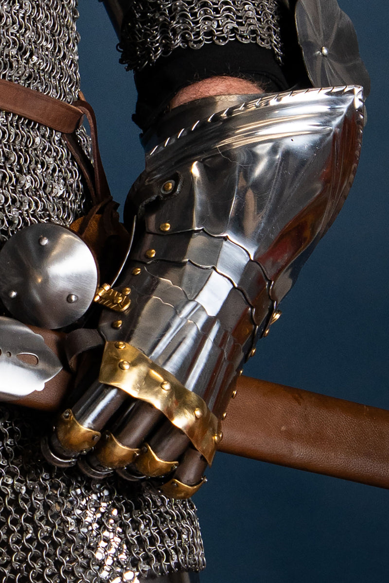 Luksus Gotisk stridshandsker, 1450-1500, messing, 1,2 mm 