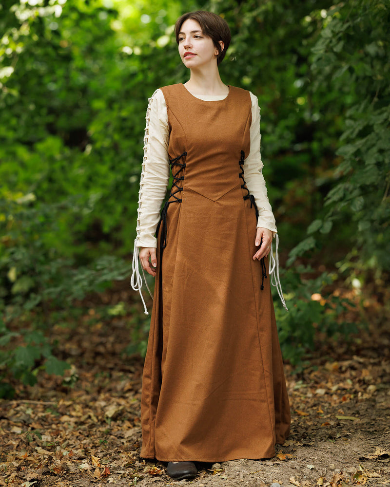 Mittelalterlicher Surcot Uma, Sand