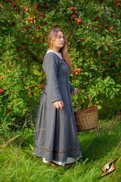 Middeleeuwse jurk Estrid met visgraatmotief, natuurgrijs