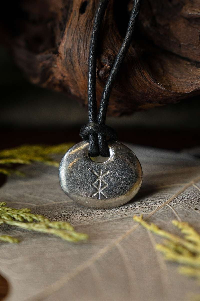 Runen amulet bescherming, tin