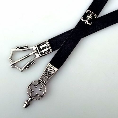 Lyxig gotisk bälte, svart läder, mässing, 151 cm 