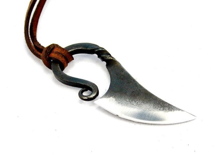 Collar de cuello vikingo acero al carbono, semi-afilado 