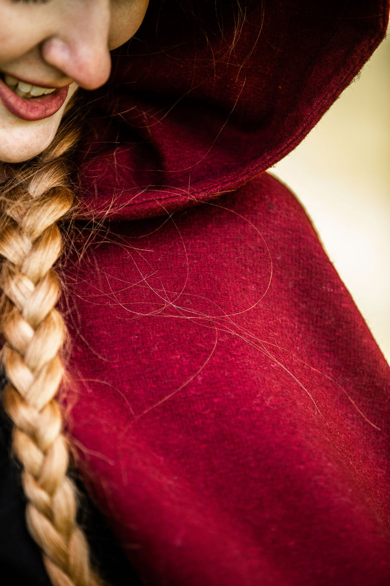 Medeltida dölja med huva, röd, ullblandning 