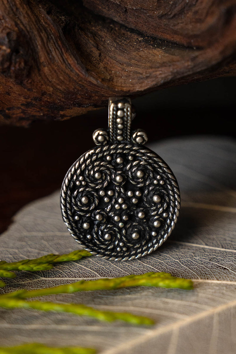 Birka skydda amulett, grav 943, försilvrad brons 