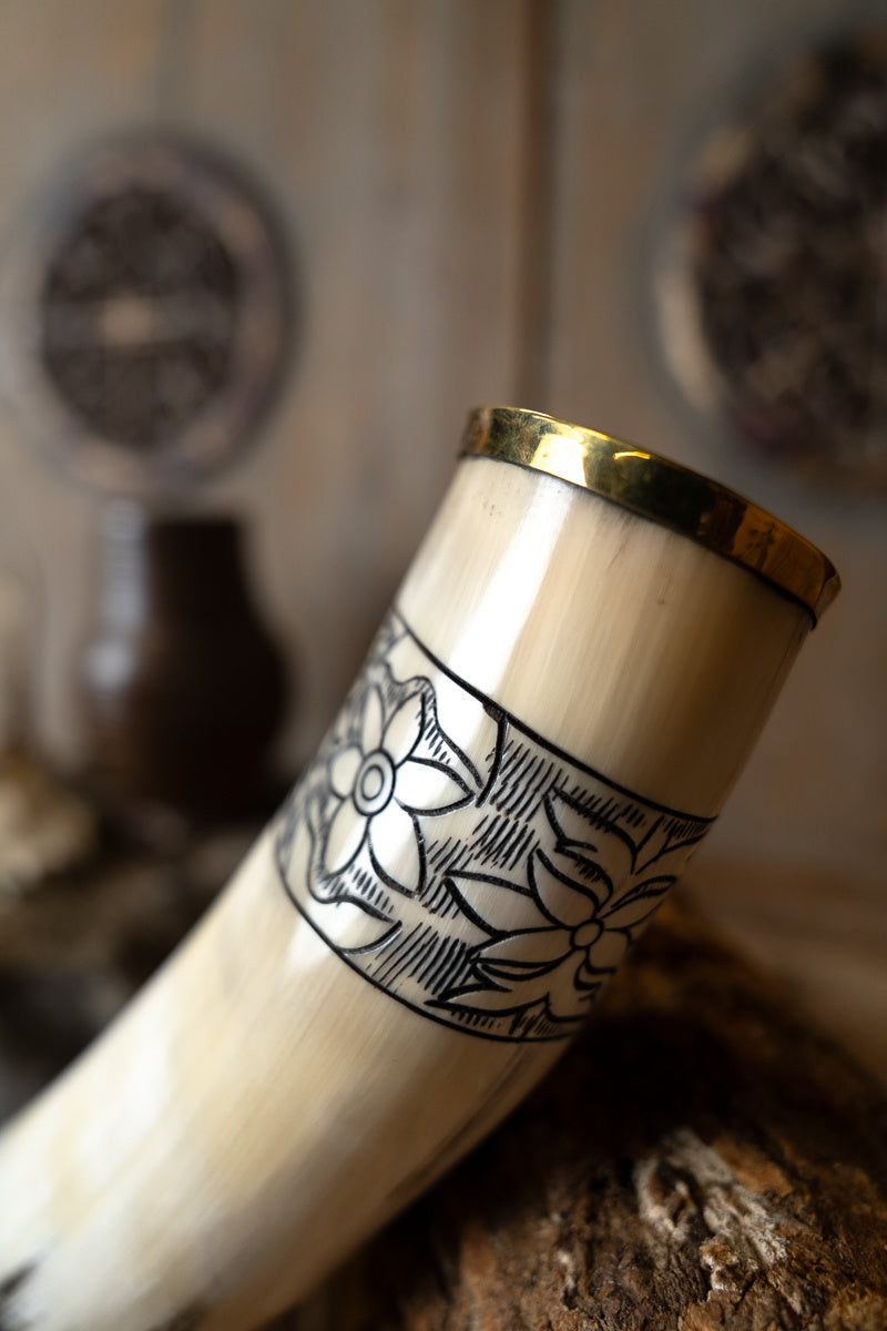 Drinking horn Freya with leather holder, 300-500 ml