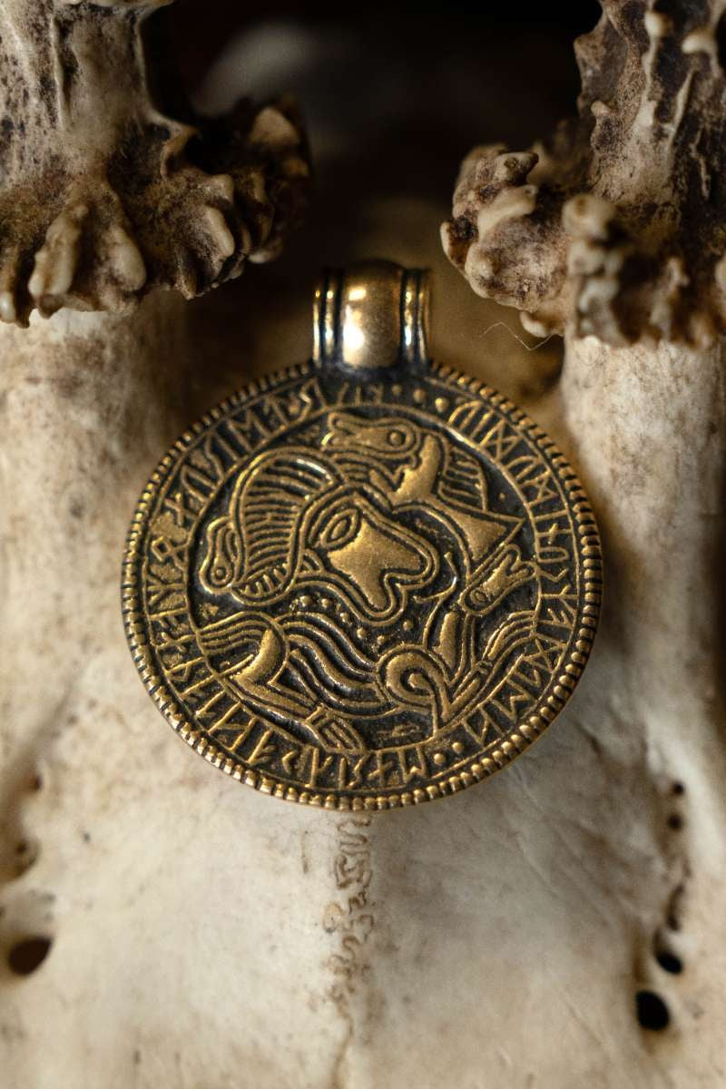 Bracteate amulet Tjurko, brons