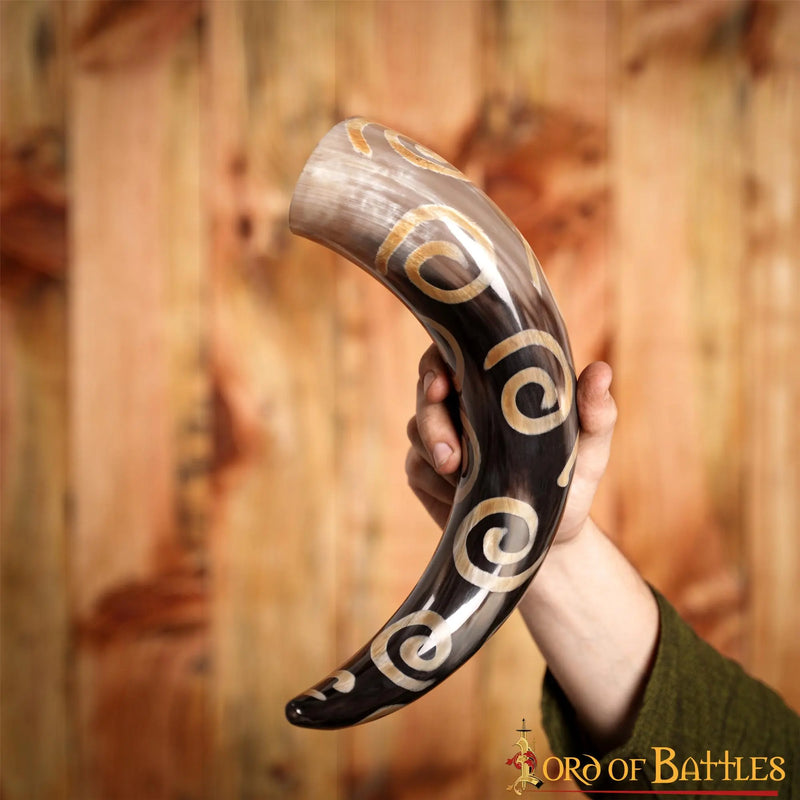 Prehistorische drinkhoorn met spiraalmotieven, 300-500 ml