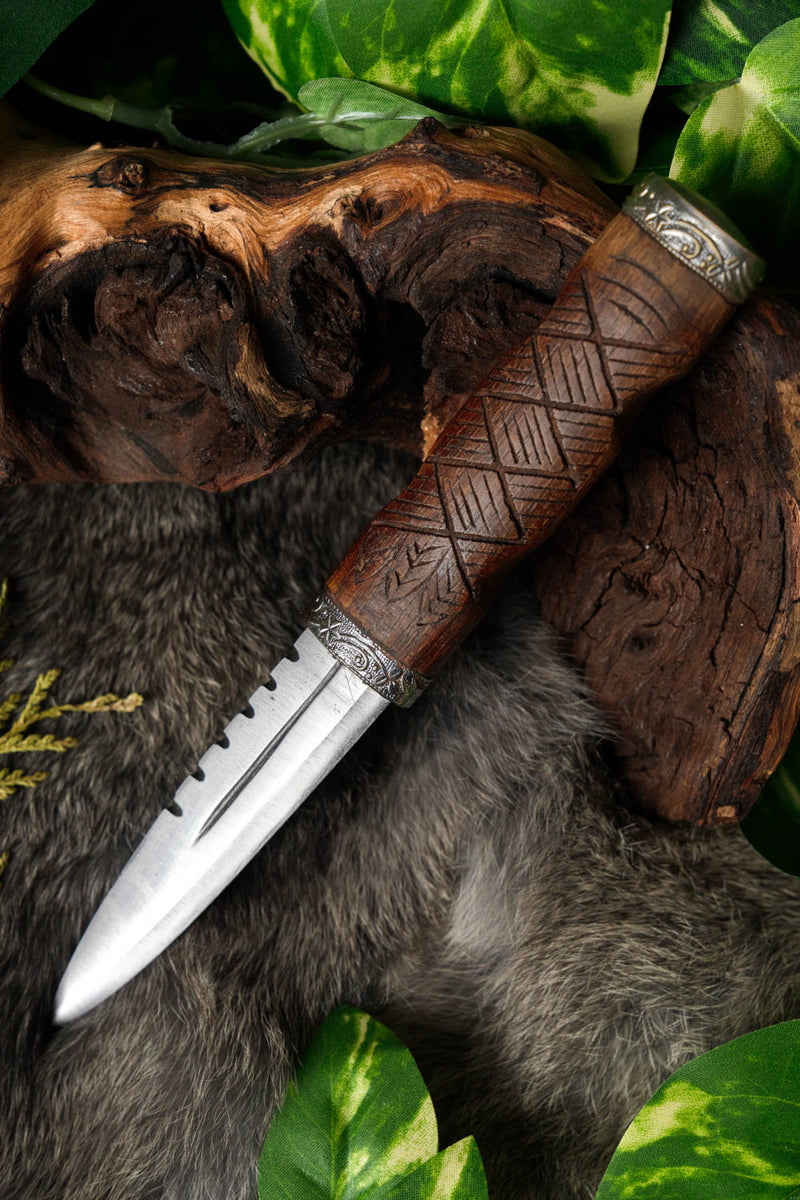 Sgian dubh, semi-tranchant 
