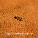 Langwerpige baardkraal met spiraalmotieven, brons