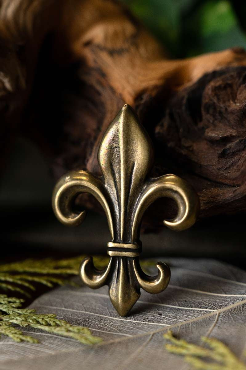 Fleur de Lys pendant, zamak
