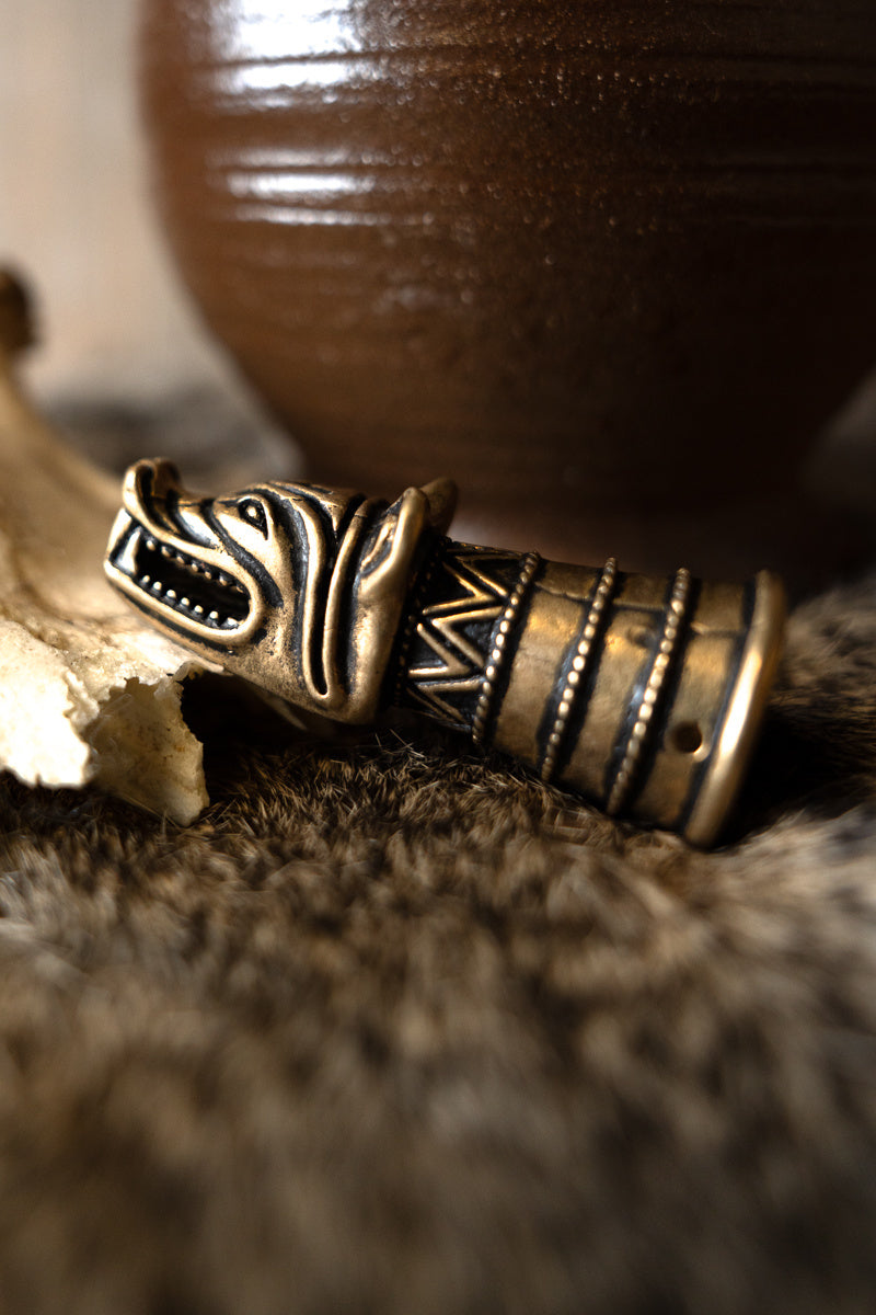 Drinkhoorndecoratie met wolfskop brons