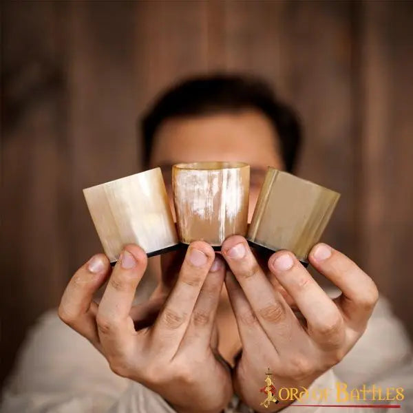 Trois verres à shot en corne, 100-200 ml 