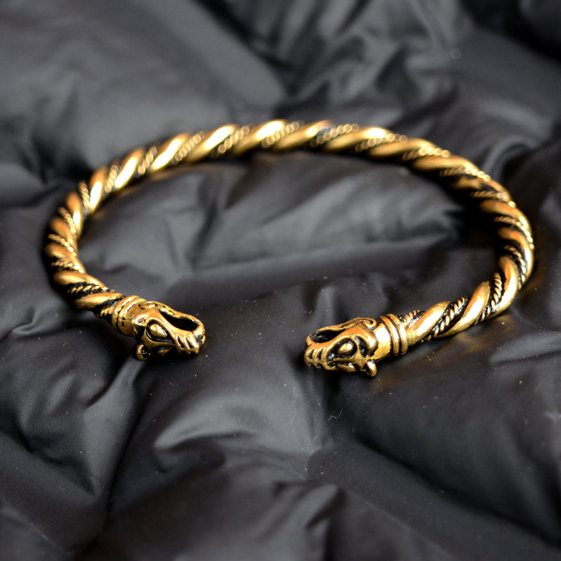 Bracciale vichingo con teste di lupo, bronzo 