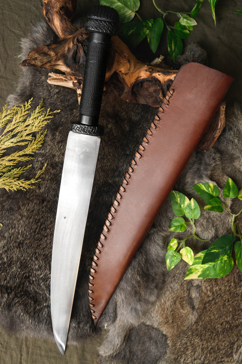 Donkere Vikingsax met staaldraad grip, semi-scherp