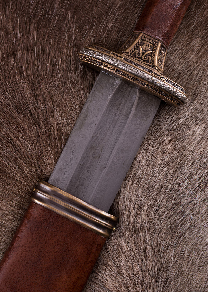 Vendelzwaard Uppsala 7e-8e eeuw, messing gevest, damast, semi-scherp