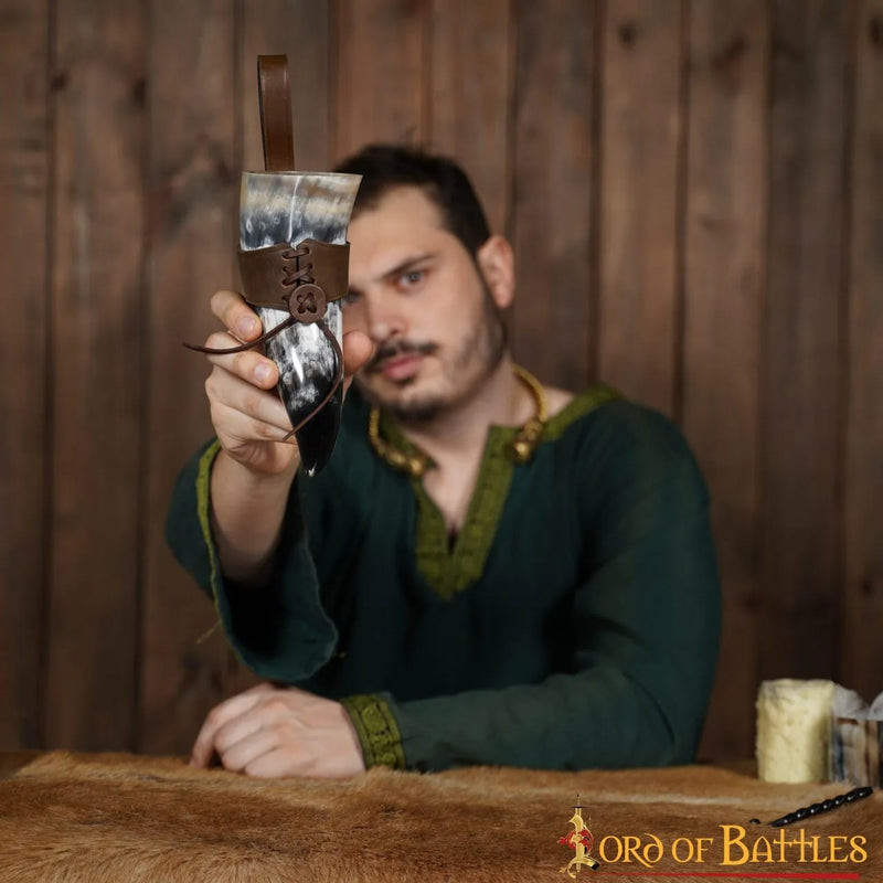 Naturale corno per bere con supporto in pelle 