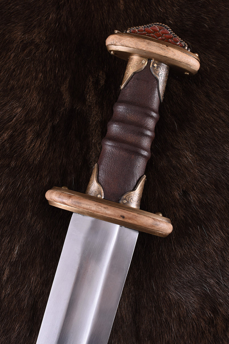 Sutton Hoo zwaard met emaille, semi-scherp