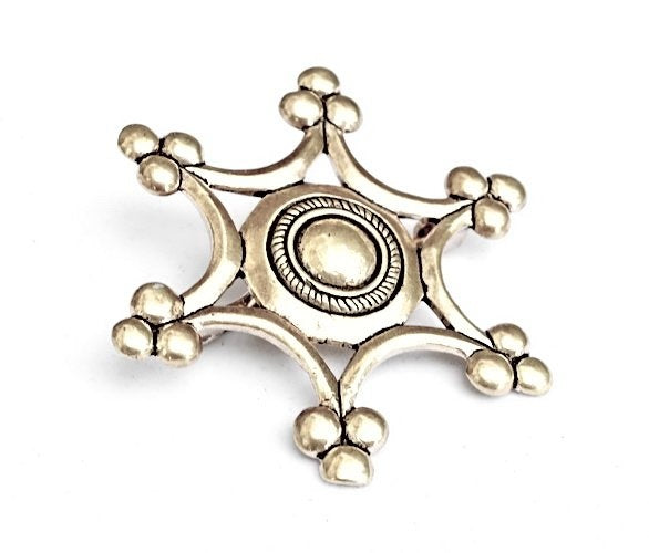 Broche Uta de Naumburg, bronce plateado 
