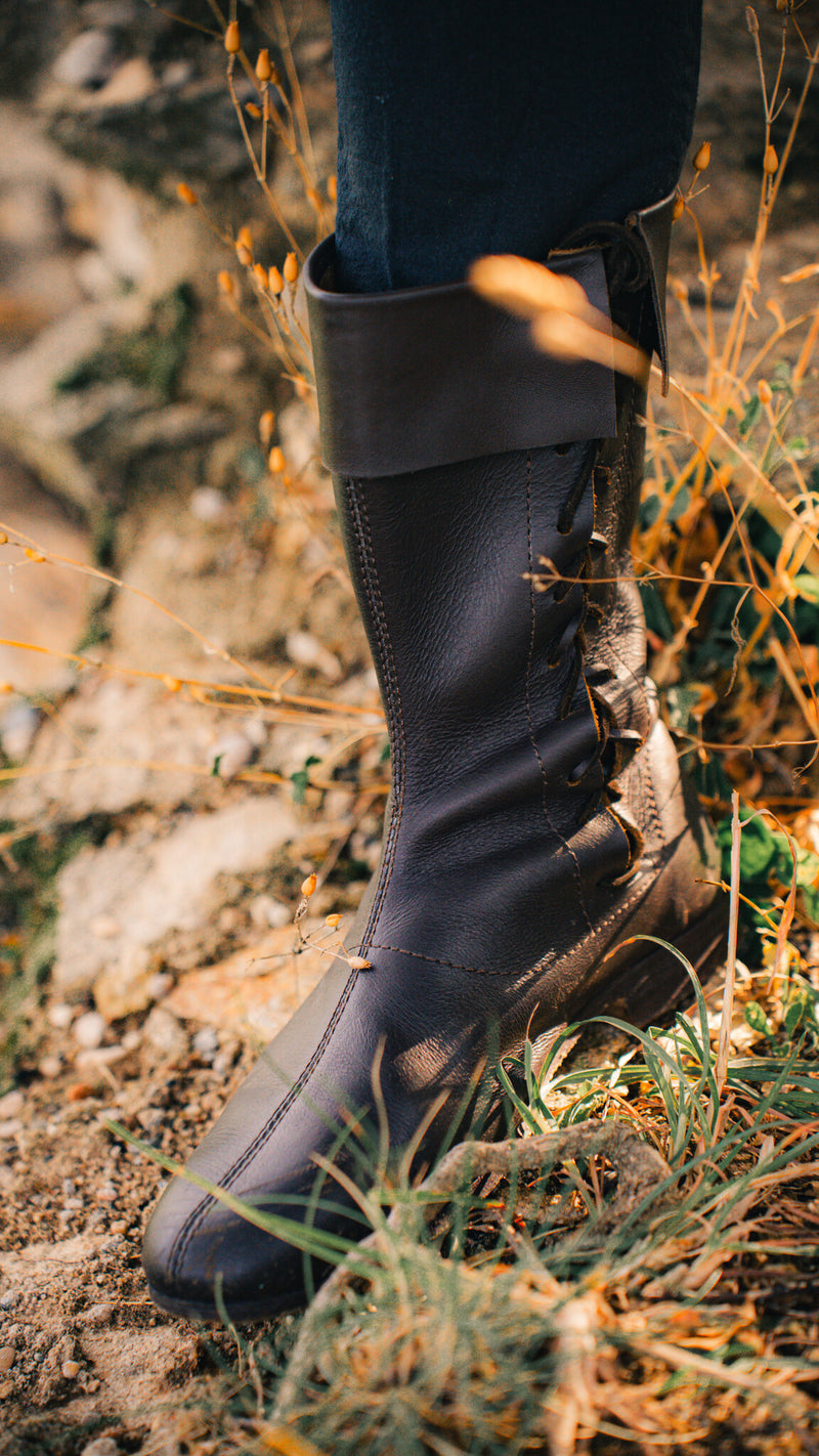 Hoge laars met een vetersluiting opzij, bruin