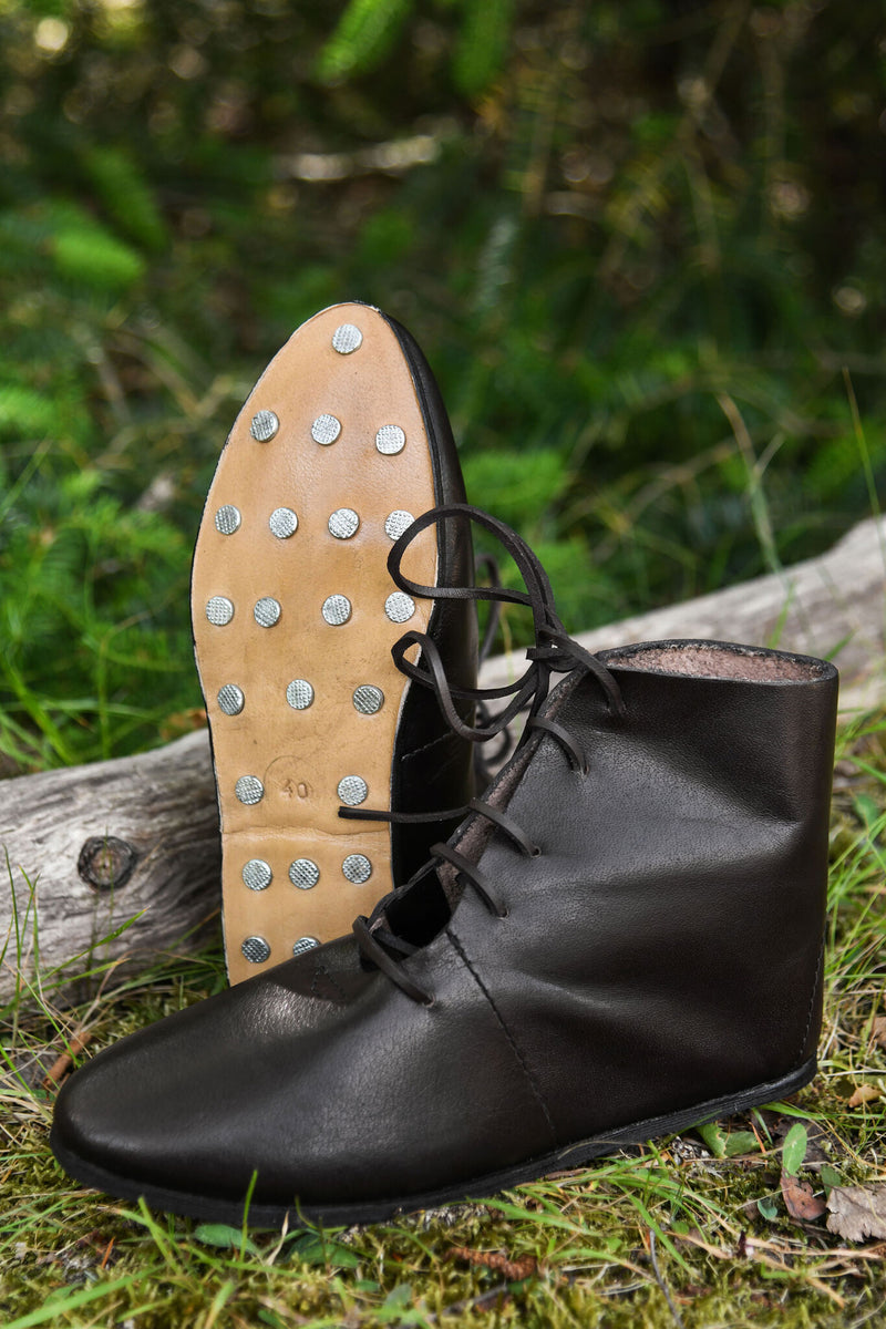 Enkellaarzen met schoennagels, middeleeuws, bruin