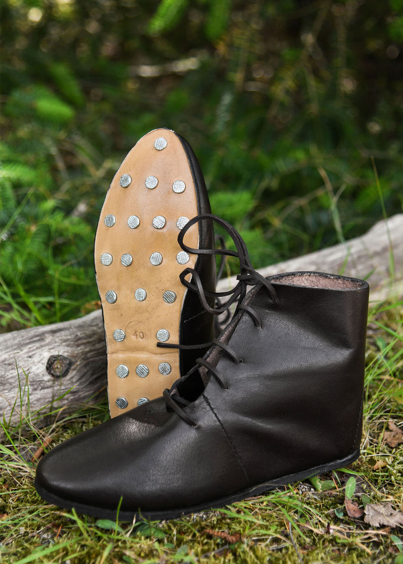 Enkellaarzen met schoennagels, middeleeuws, bruin