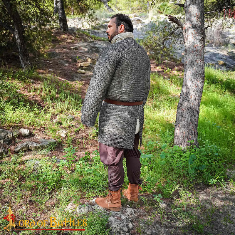 Hauberk met split, gemixt, platte ringen, ronde klinknagels 9 mm