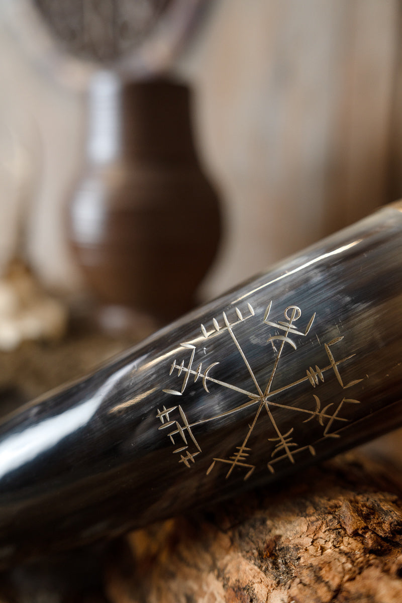 Corno per bere con vegvisir e finiture in ottone, 300-500 ml 