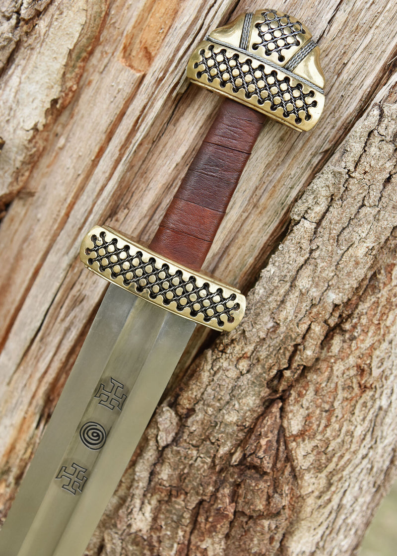 Espada vikinga Gnezdovo, Petersen E2, semi-afilado 