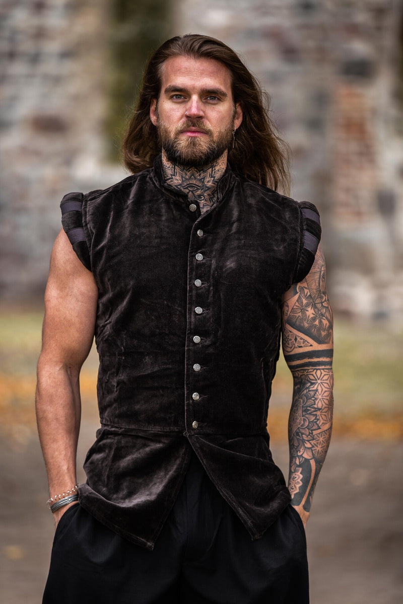 Velvet doublet with metal buttons, brown