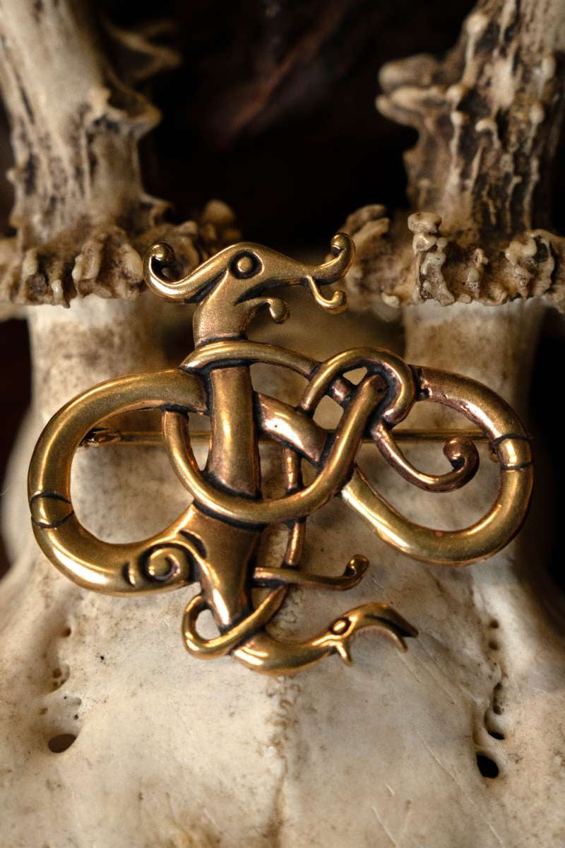 Urnesstijl drakenbroche, messing