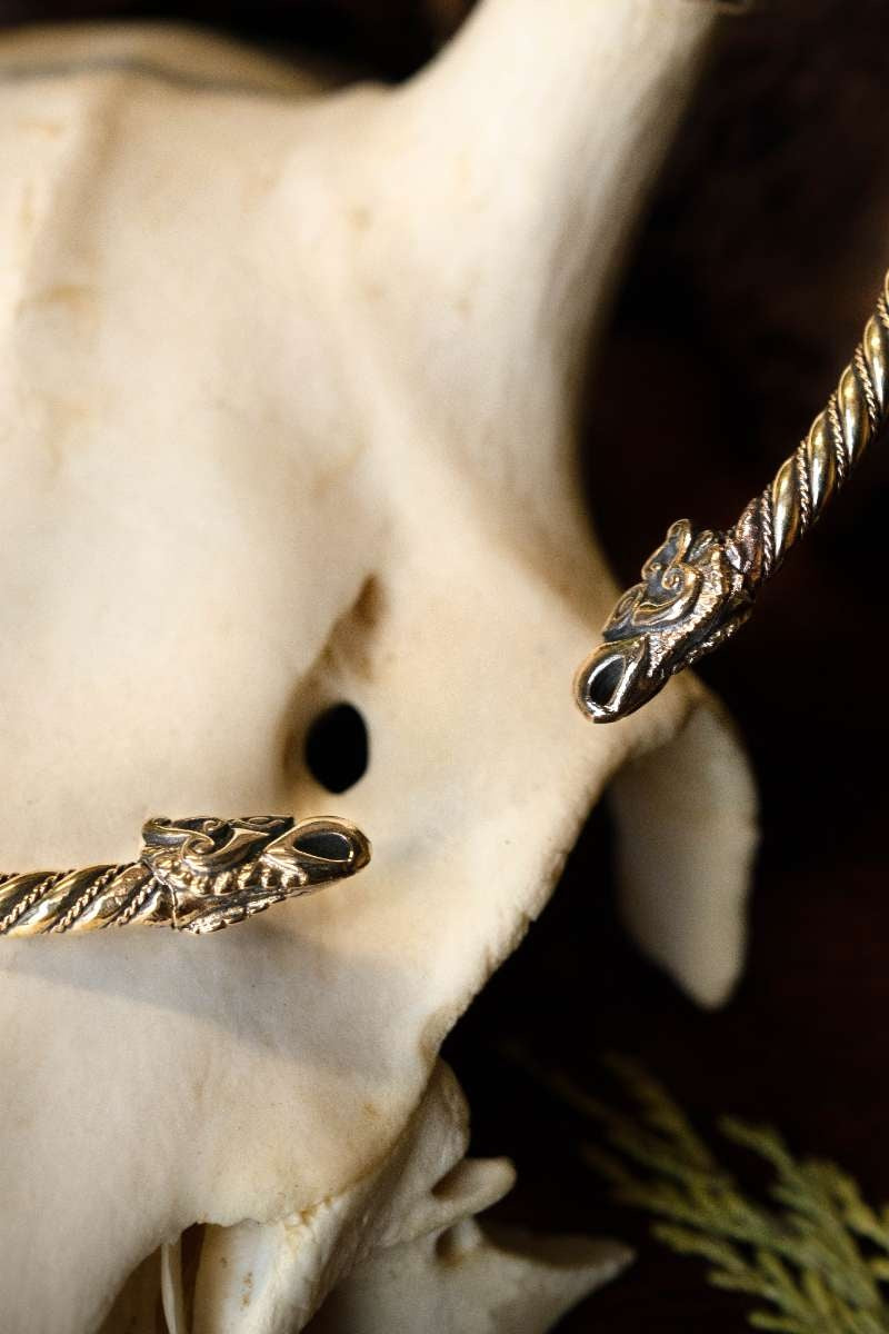 Viking torque Hugin en Munin, brons