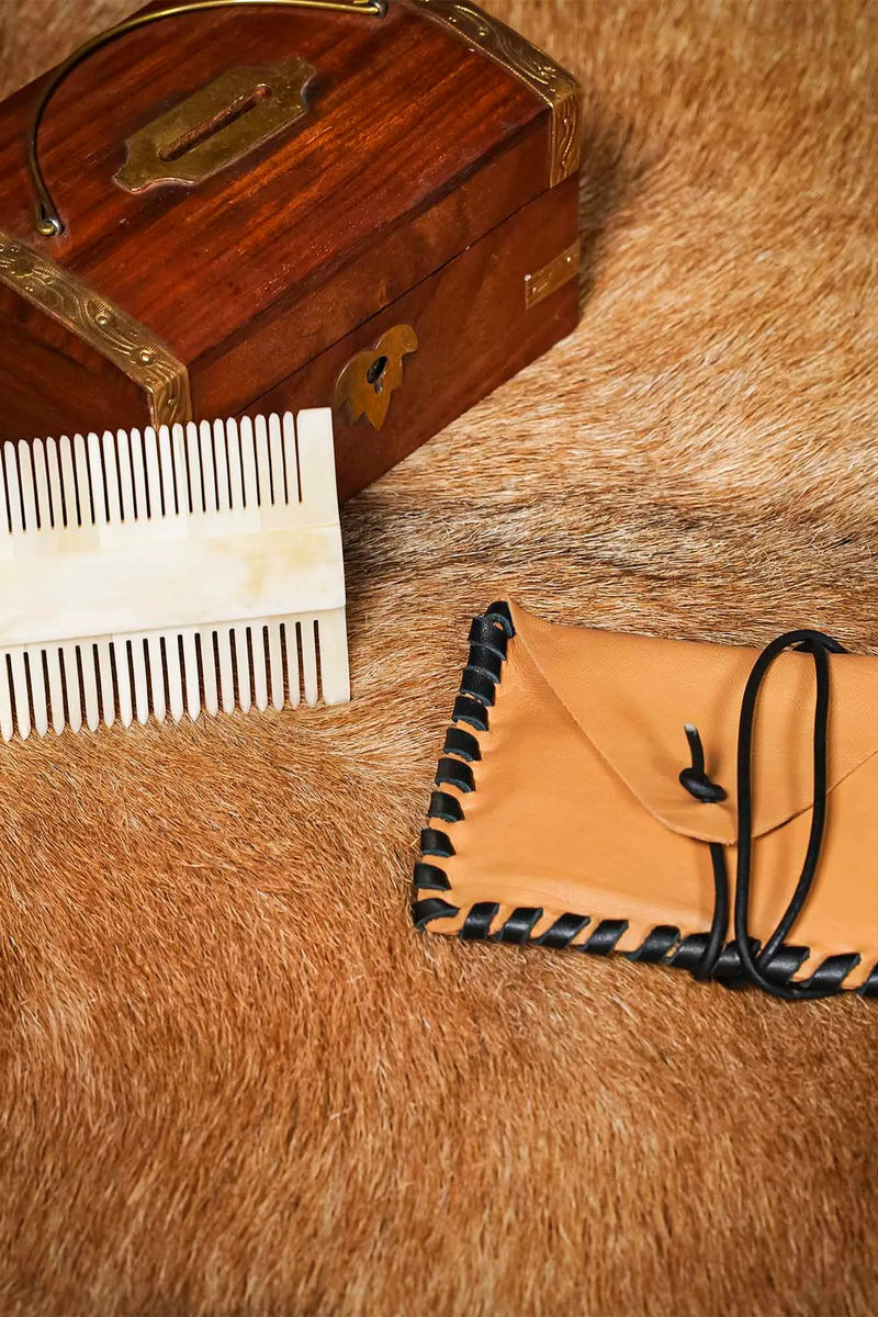 Pettine medievale in osso con borsetta in pelle 